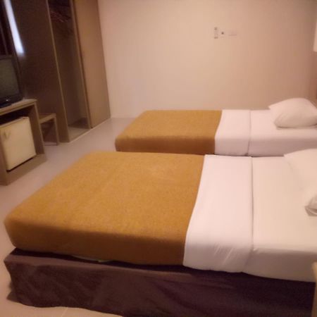 Tongpoon Hotel Bangkok Exterior foto